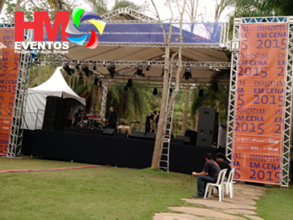 Evento Inhotim em cena: montagem de palco, sonorização e iluminação.