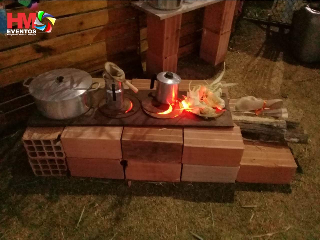 Festa Junina Condomínio Villa Bella Itabirito: cobertura em box, sonorização,iluminação cênica e acabamento em tecidos.